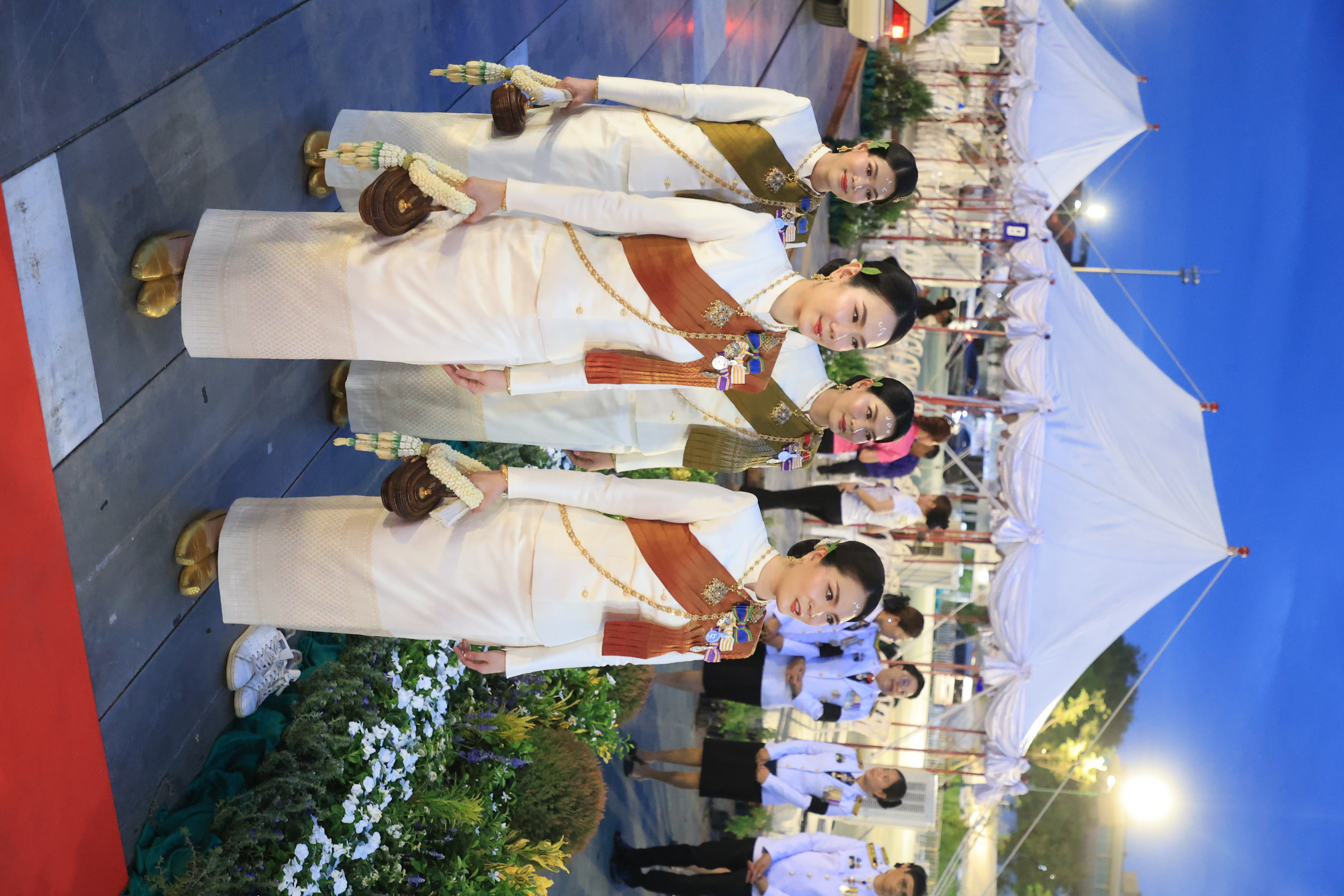 title - ปลัดเกษตรฯ ผู้ทำหน้าที่พระยาแรกนา พร้อมด้วยเทพีคู่หาบทองและเทพีคู่หาบเงิน ทำพิธีล้างมือพระยาแรกนา และเจิมหน้าพระโค